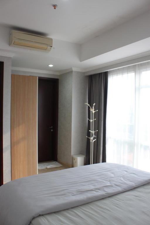 Giường trong phòng chung tại Menteng Park - Private Lift