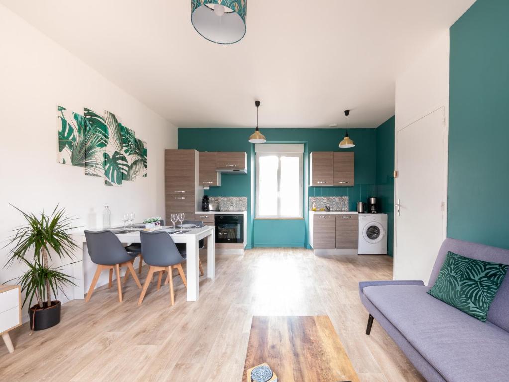 une cuisine et un salon avec une table et des chaises dans l'établissement Aux Lilas - Hyper Centre - Wifi - 5 personnes - Rêve au Mans, au Mans