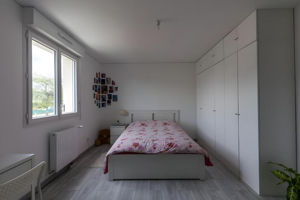 a white bedroom with a bed and a window at Le Panorama - Proche Circuit - 5p - Calme in Le Mans