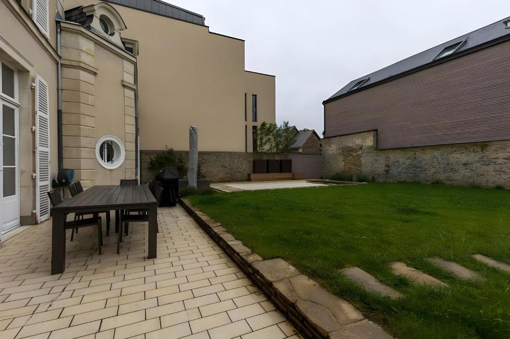 Vonkajšia záhrada v ubytovaní Le Serengeti - Piscine - 9pers - Circuit Bugatti - Rêve au Mans