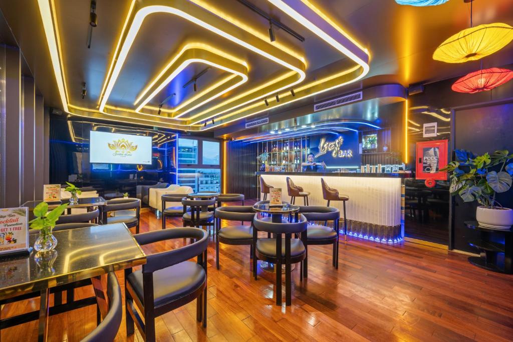 Posezení v ubytování Golden Lotus Hotel Da Nang - Rooftop Bar Sea View