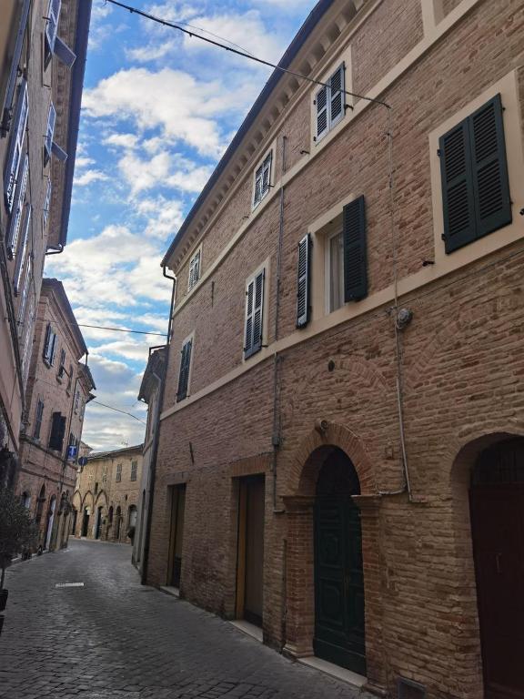 alejka w mieście z ceglanym budynkiem w obiekcie Appartamento La Fisarmonica Recanati w mieście Recanati