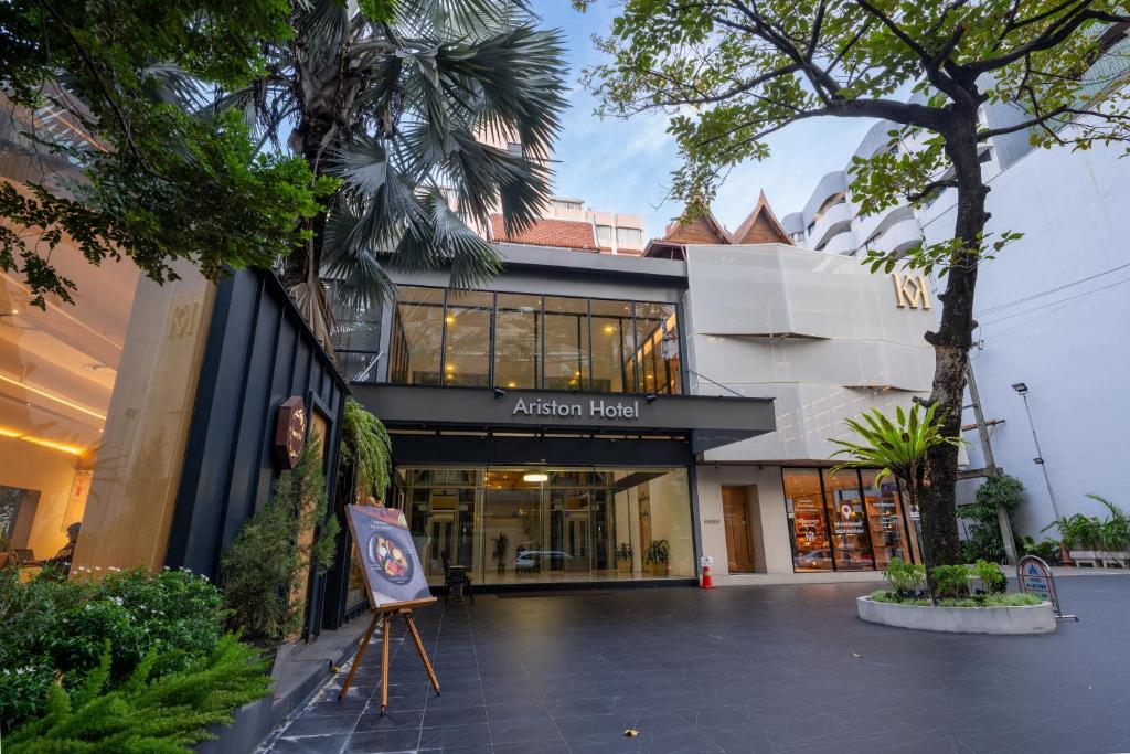 فندق Ariston Bangkok في بانكوك: مبنى امامه لافته