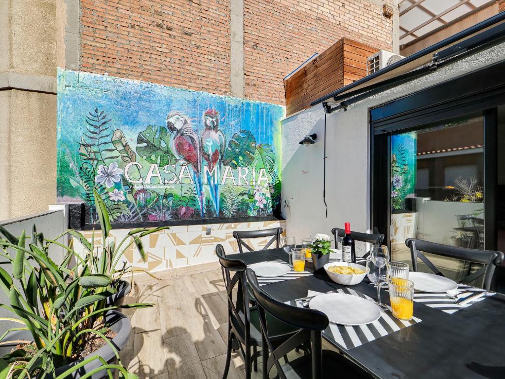 een zwarte tafel en stoelen op een patio bij Townhouse with private terrace and 4 Bedrooms in Hospitalet de Llobregat