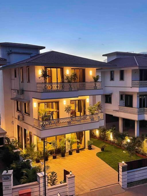 Neev Villa, 4BHK ,Stunning View , Pool, Hot Tub on Terrace, Lonavala, India