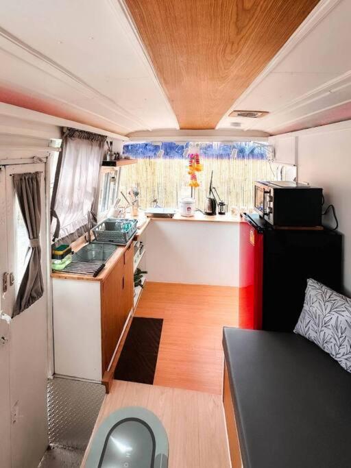 Kuchyň nebo kuchyňský kout v ubytování Baan Bus 81/11 Krabi