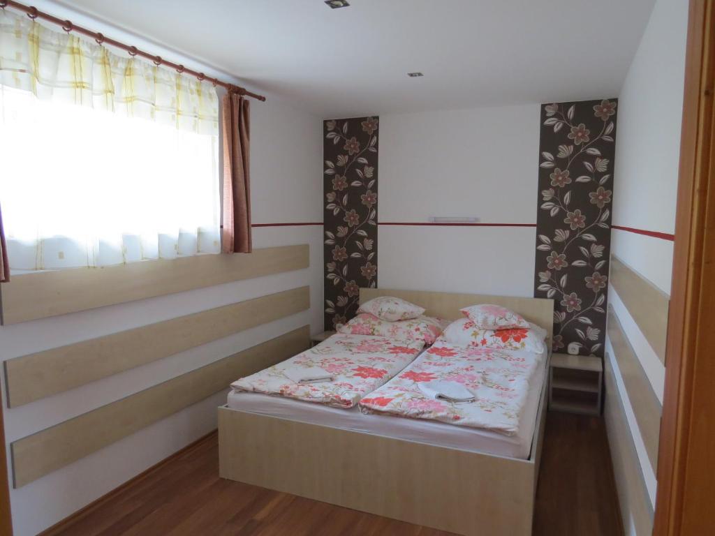 Posteľ alebo postele v izbe v ubytovaní Aranyhal apartman