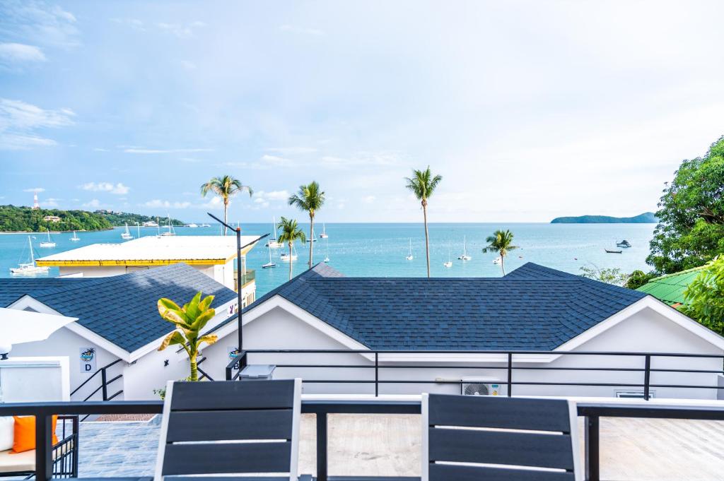 vistas al océano desde el balcón de una casa en 哦先生的海景别墅, en Phuket