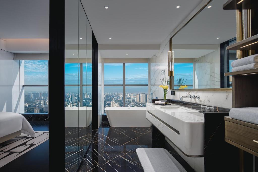 The Langbo Chengdu, in The Unbound Collection by Hyatt - King Room - Acceso Al Club