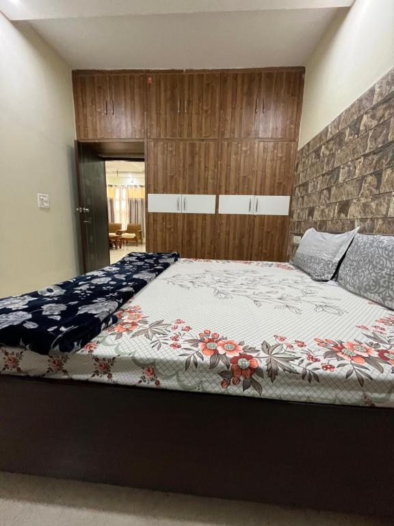 een slaapkamer met een groot bed in een kamer bij Odyin Apartment in Mohali