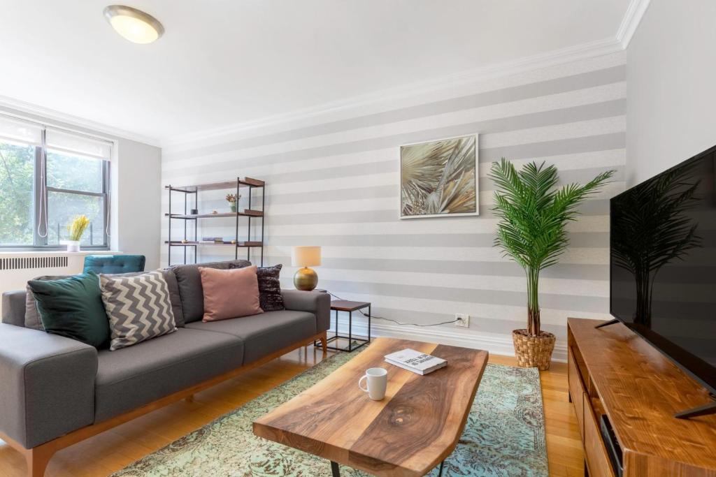 Roomy W Village 1BR w Doorman NYC131, New York (updated