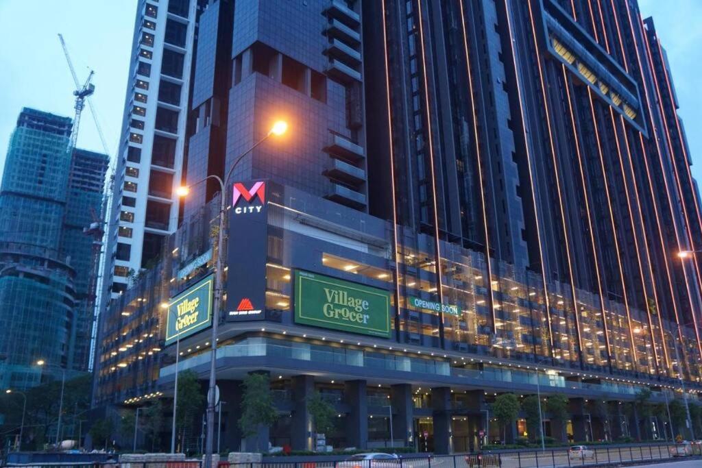 Um edifício alto com um sinal de torres virgens. em Mint Studio house M-city em Kuala Lumpur