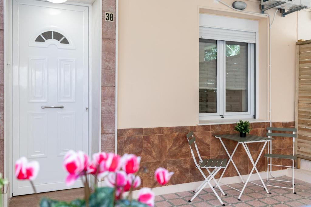 Patio nebo venkovní prostory v ubytování Mikrolimano Gem: Serene 1BR Apartment