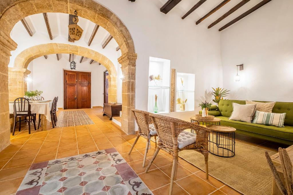 a living room with a green couch and a table at La iaia Rosita Preciosa casa tradicional Jávea in Jávea