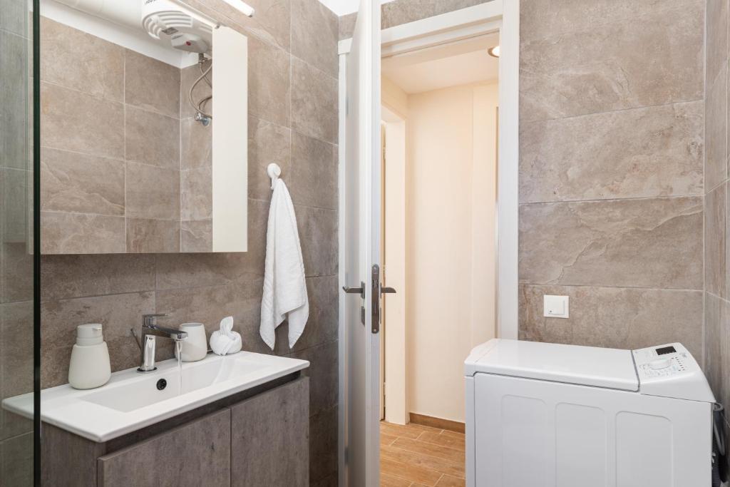 Koupelna v ubytování Mikrolimano Gem: Serene 1BR Apartment