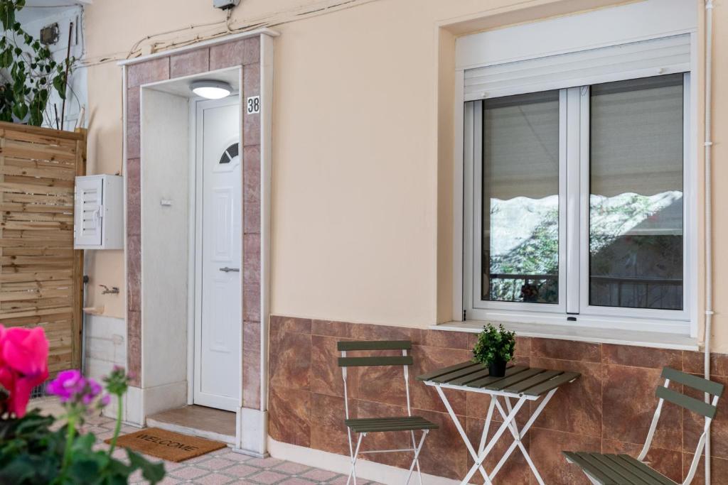Patio nebo venkovní prostory v ubytování Mikrolimano Gem: Serene 1BR Apartment