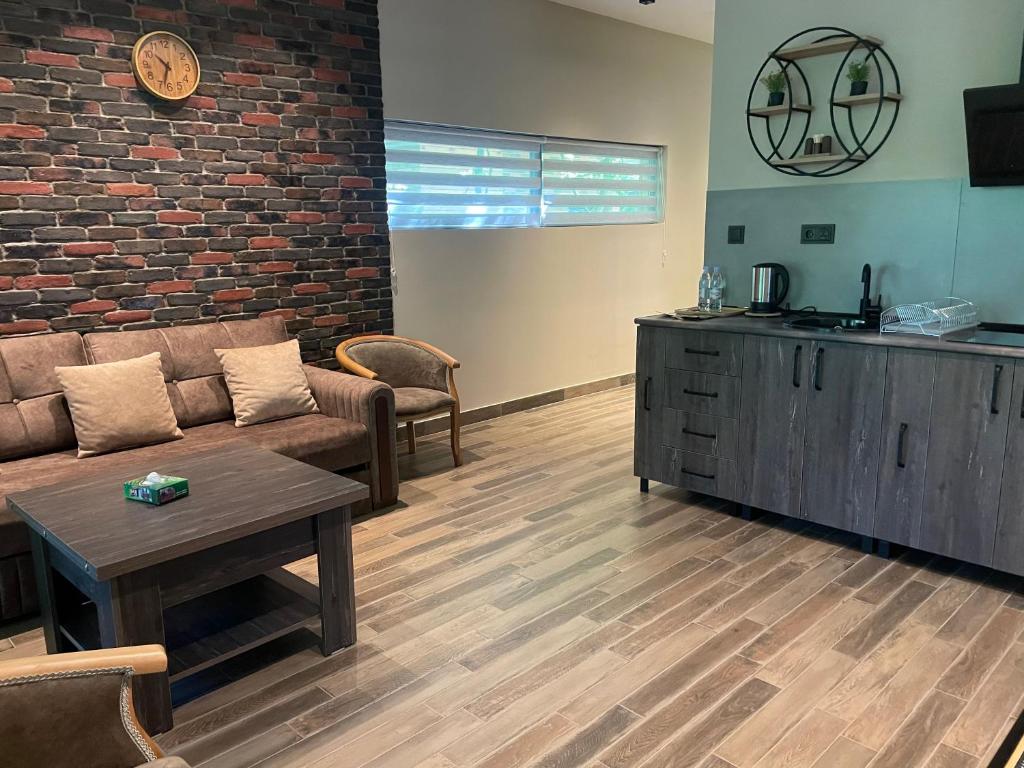 Kuchyň nebo kuchyňský kout v ubytování VAK Resort Dilijan