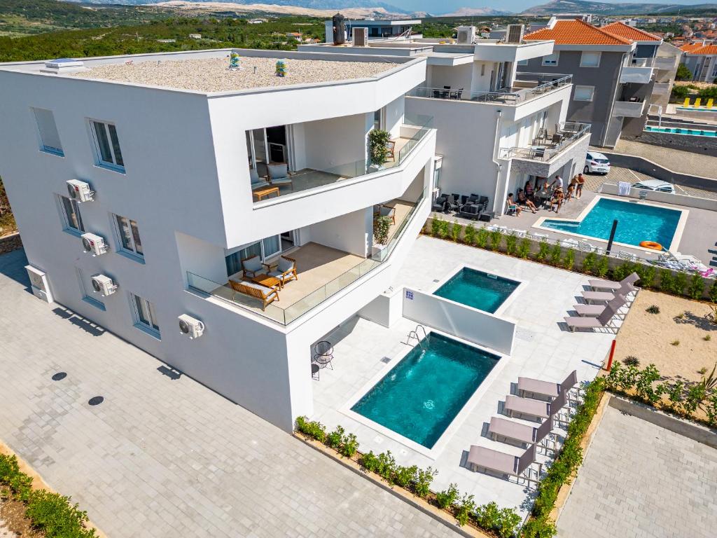- une vue aérienne sur une maison avec une piscine dans l'établissement Apartments Twins with private pool, à Novalja