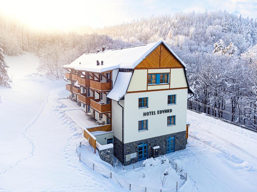 una vista aérea de un edificio en la nieve en Hotel Edvard, en Frenštát pod Radhoštěm