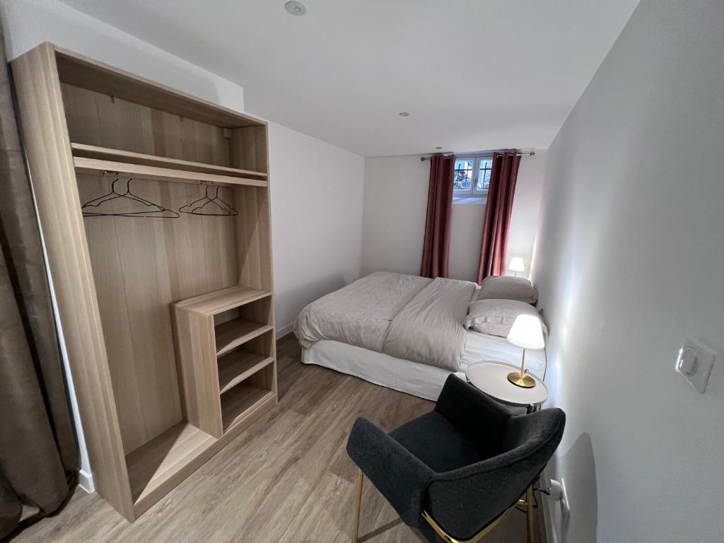 une petite chambre avec un lit et une chaise dans l'établissement LE 47, à Strasbourg
