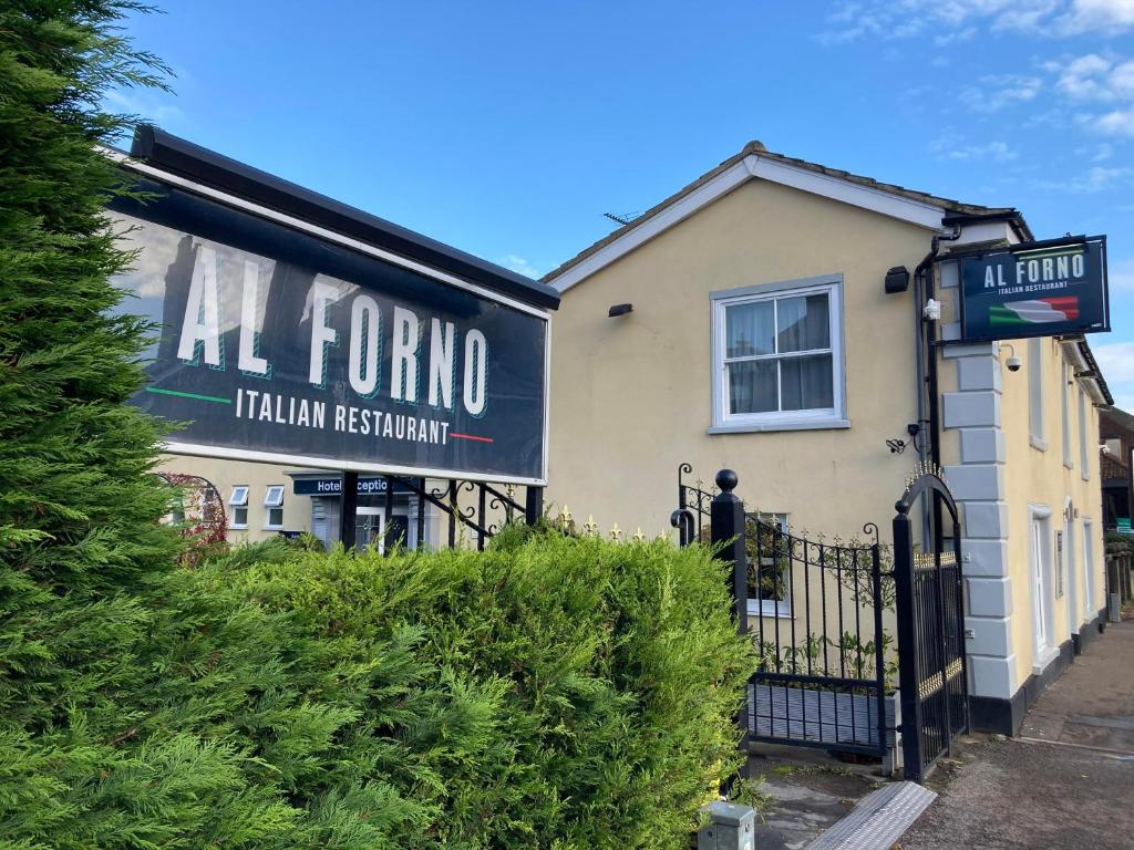 ノリッジにあるAl Forno Restaurant & Innの建物前の全席レストランの看板