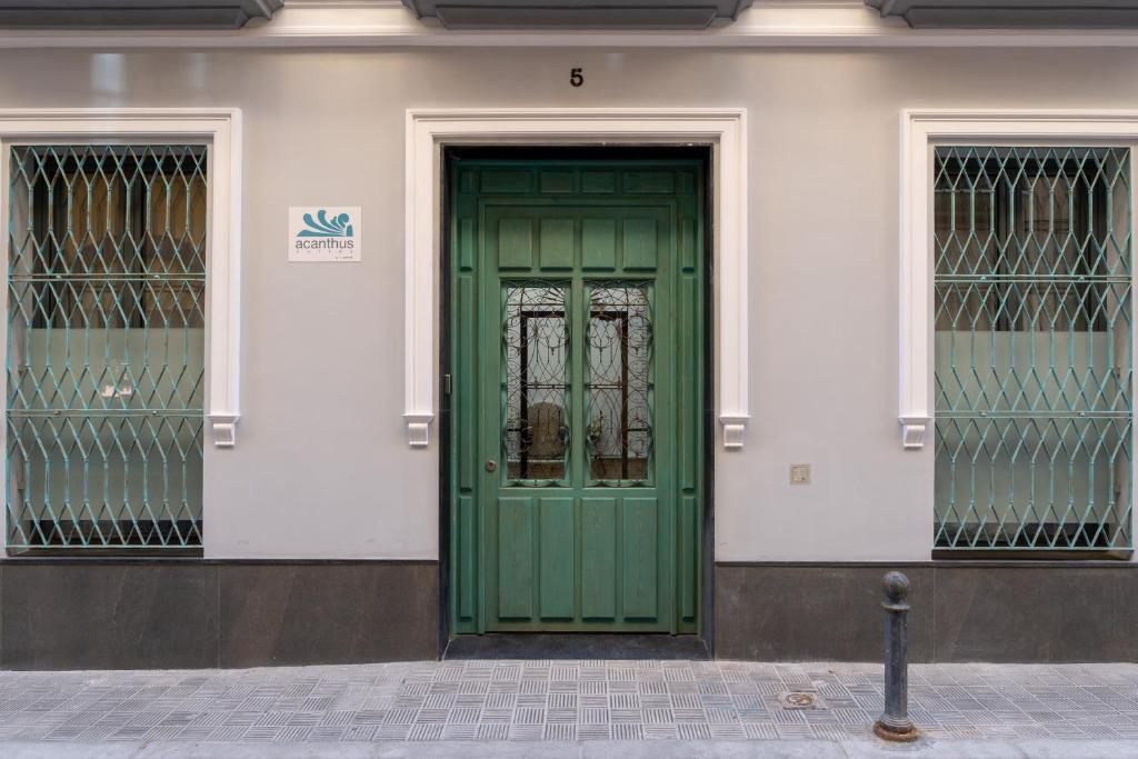 a green door on the side of a building at Acanthus in Seville