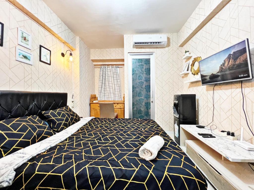 Säng eller sängar i ett rum på Cozy Studio 1BR at Green Bay Pluit Apartment