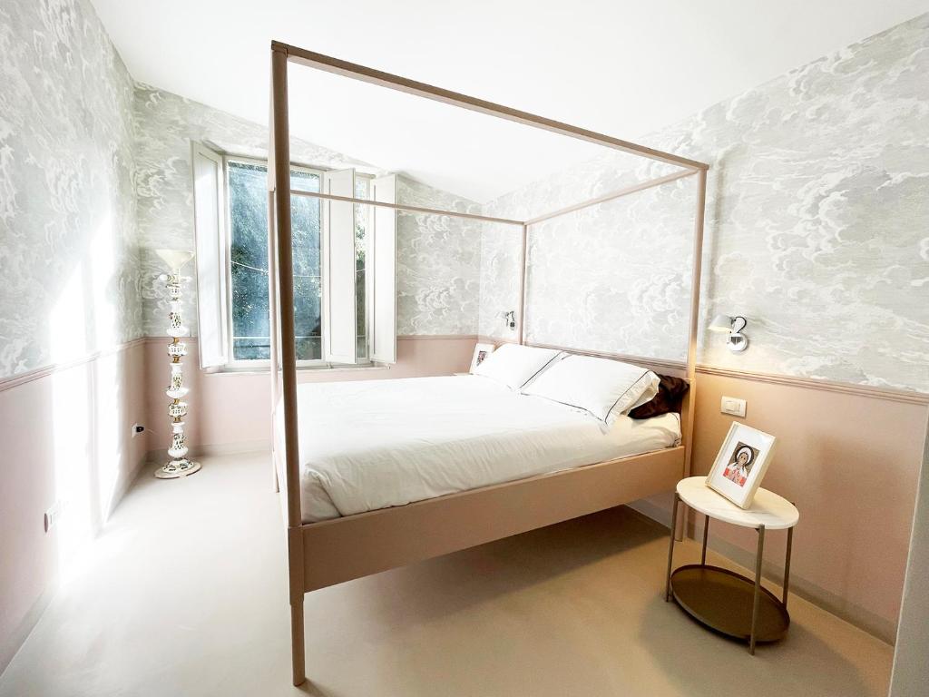 um quarto com uma cama de dossel e uma janela em CozyClouds vicino Piazza del Campo em Siena