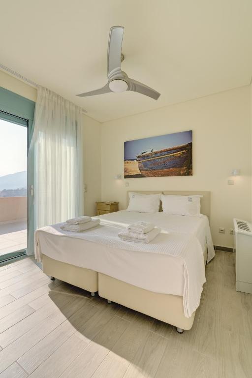 Postel nebo postele na pokoji v ubytování Ouzo Panoramic Houses 2, with private pool