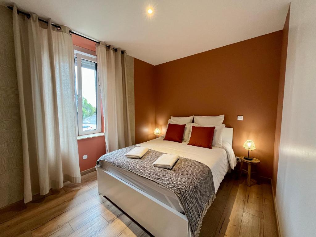 ein Schlafzimmer mit einem großen Bett und einem Fenster in der Unterkunft LesCinqSuites/ Le Marrakech - DABNB in Limoges