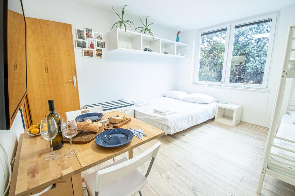 a room with a dining table and a bed at Umag center apartment parking by Rentistra in Umag