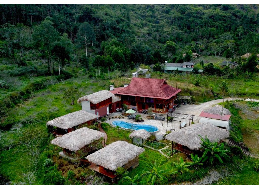 uma vista aérea de uma casa com piscina em Bac Ha Lodge Retreat em Bac Hà