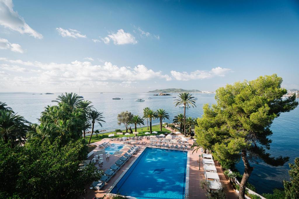 einem Luftblick auf ein Resort mit Pool und Meer in der Unterkunft THB Los Molinos Adults Only in Ibiza-Stadt