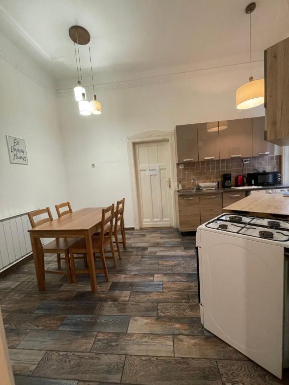 Kuchyň nebo kuchyňský kout v ubytování White Pearl Rooms near Gozsdu