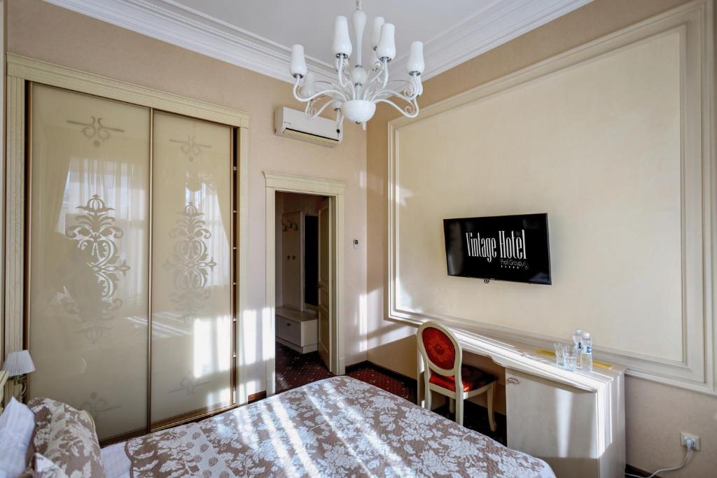 Postel nebo postele na pokoji v ubytování Vintage Art Hotel