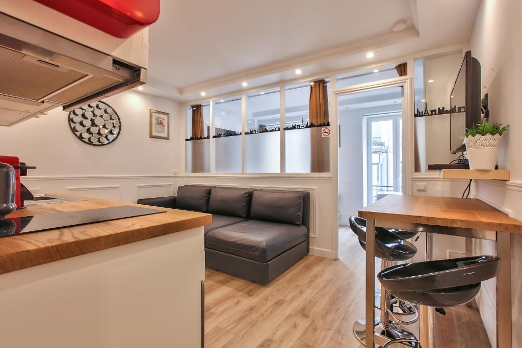 パリにある65 フレンチ カンカン サン ドニのキッチン、リビングルーム(ソファ、テーブル付)