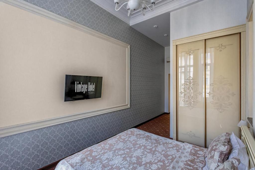Postel nebo postele na pokoji v ubytování Vintage Art Hotel