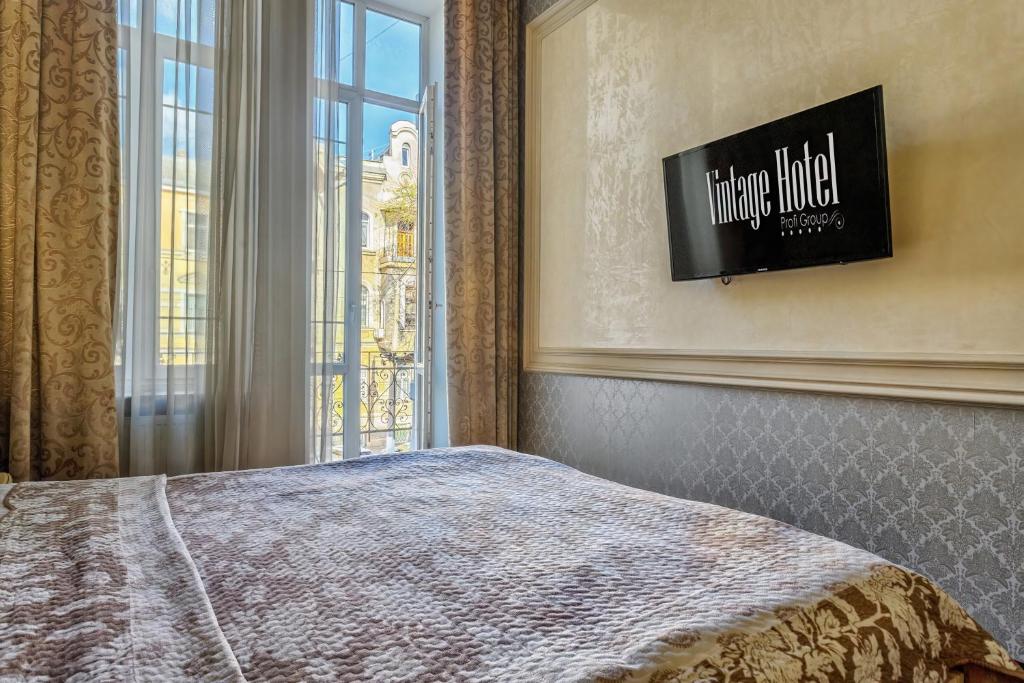 Postel nebo postele na pokoji v ubytování Vintage Art Hotel