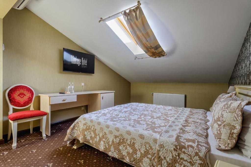 Postel nebo postele na pokoji v ubytování Vintage Art Hotel