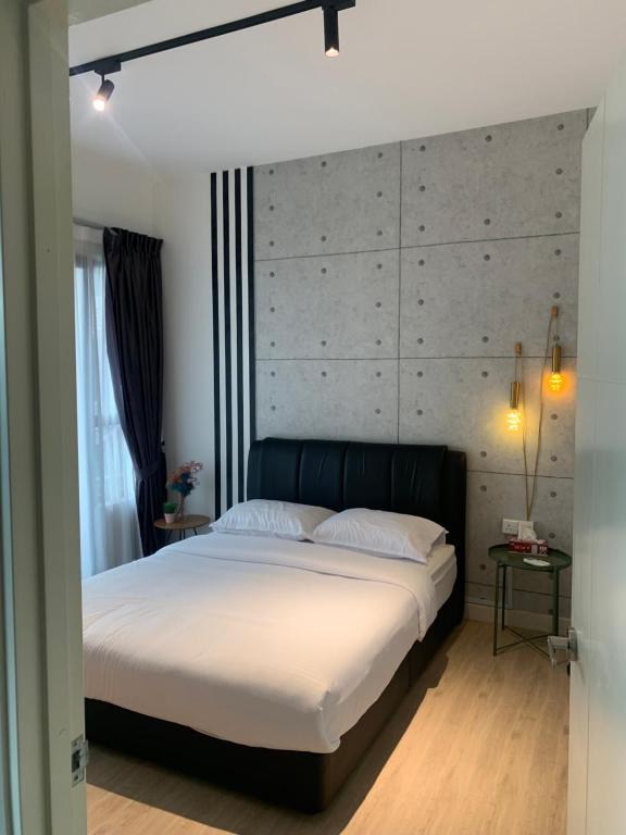 - une chambre avec un grand lit blanc et une tête de lit dans l'établissement FHS Homestay @ Arte Plus Jalan Ampang T1-40-02, à Kuala Lumpur