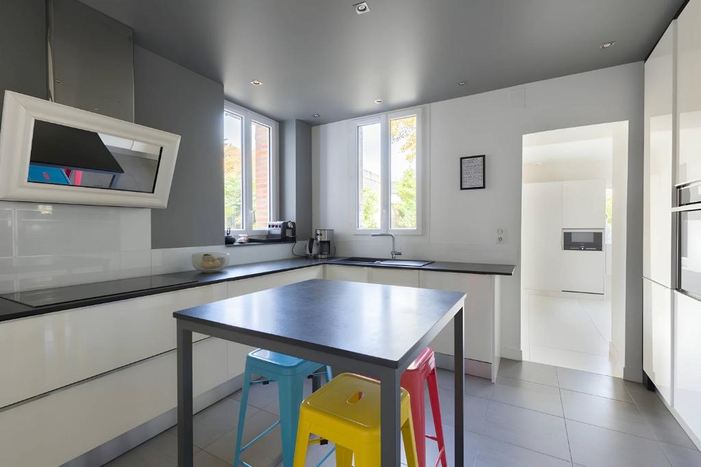 Kuchyňa alebo kuchynka v ubytovaní Villa Isaac - Luxueuse - Parking - 16p - Rêve au Mans
