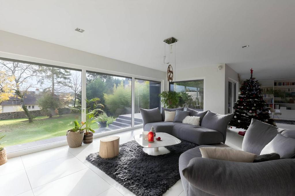 a living room with a christmas tree and a couch at Villa Isaac - Luxueuse - Parking - 16p - Rêve au Mans in Le Mans