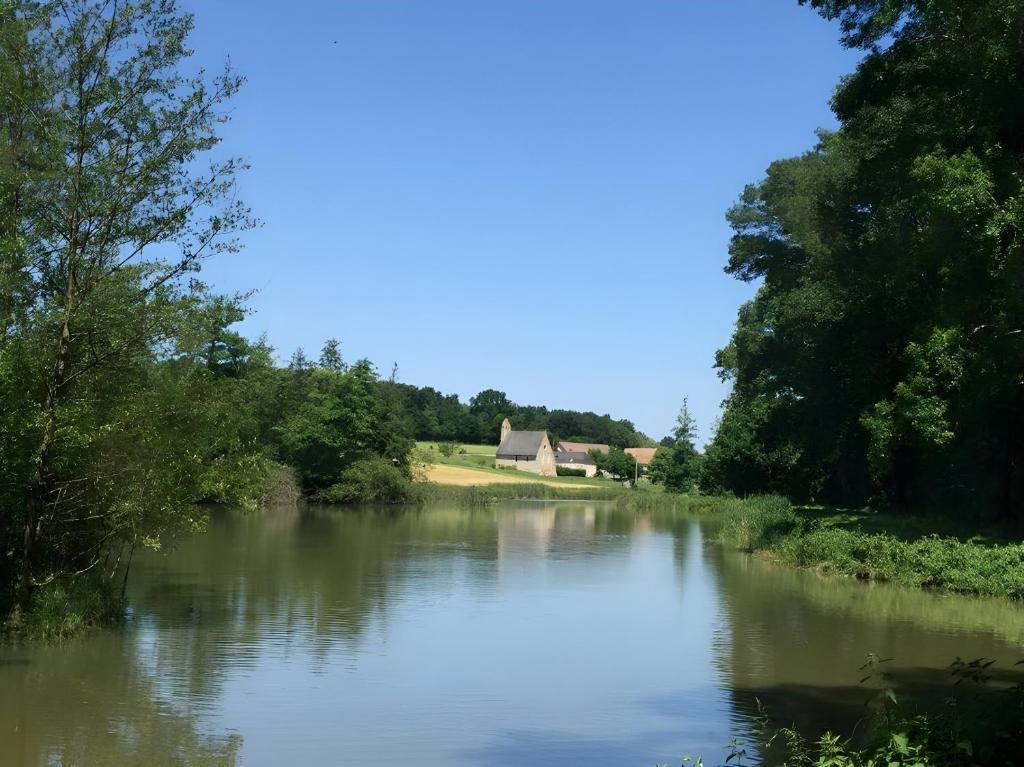 - Vistas al río y a una casa a lo lejos en La Boulangerie - Campagne - 6 pers - Rêve au Mans, en Thorée-les-Pins