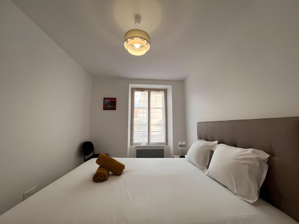 a bedroom with a white bed with a teddy bear on it at Les 24h du Mans - Campagne - 4pers - Rêve au Mans in Saint-Mars-sous-Ballon