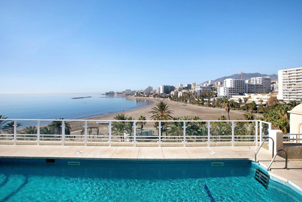 - une piscine avec vue sur la plage dans l'établissement Luxury in Puerto Marina, à Benalmádena