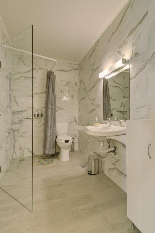 Ванная комната в Ouzo Panoramic Houses 1, with private pool