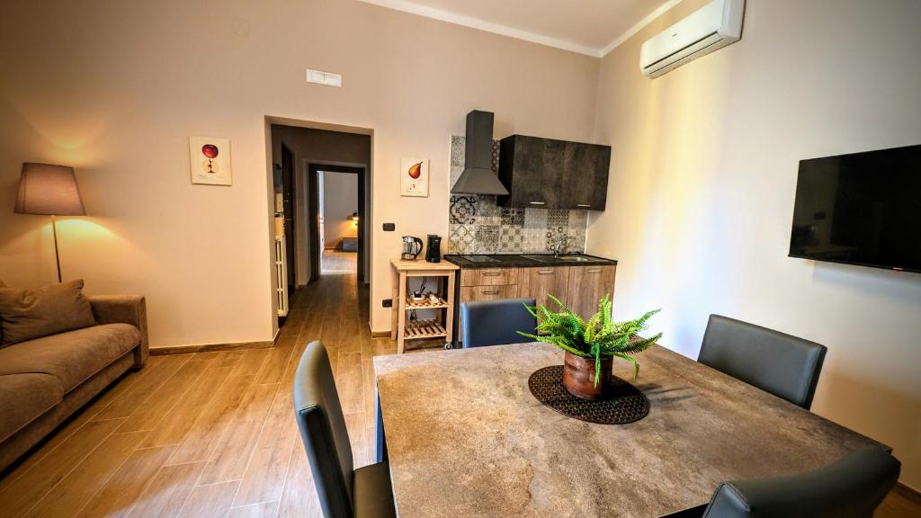 een woonkamer met een eettafel en een bank bij Sea Lion in Trani