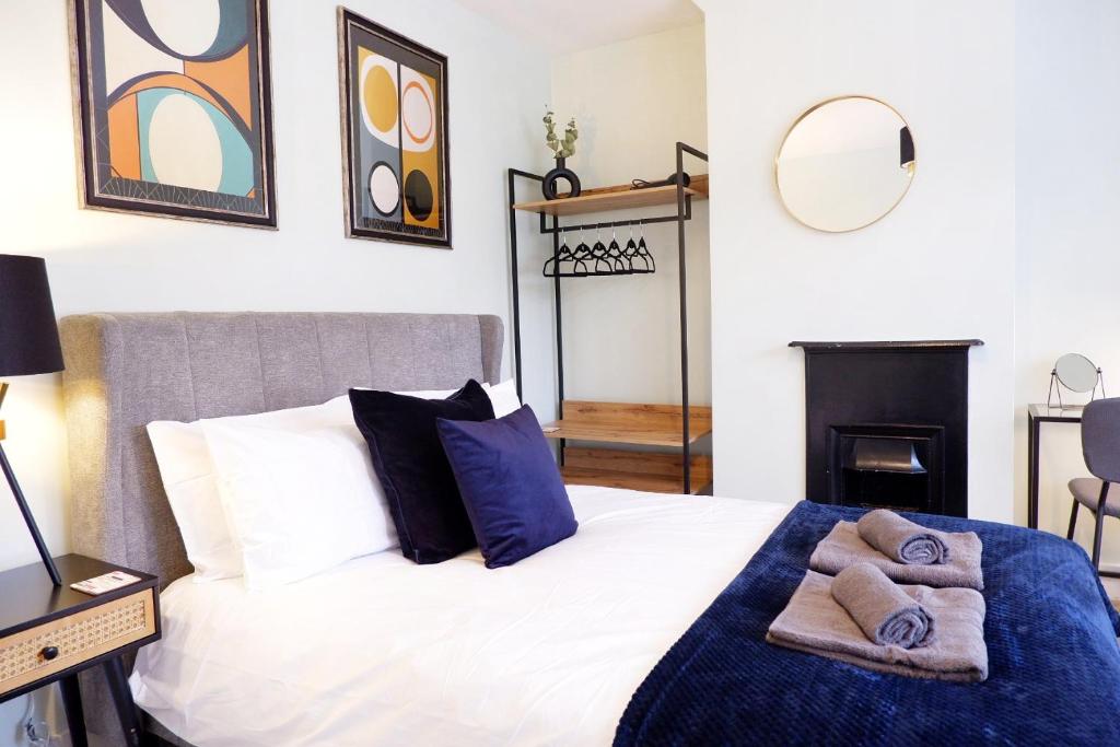 una camera da letto con un letto e asciugamani di 7 Persons Comfortable Guest House a Watford