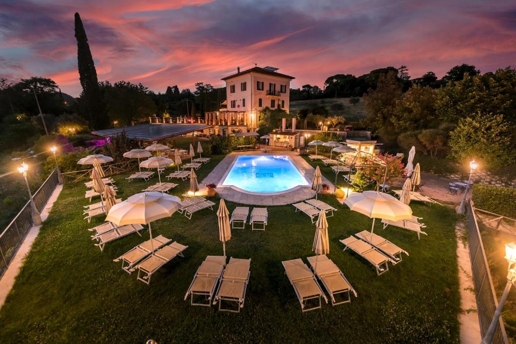 uma vista superior para uma piscina com cadeiras e guarda-sóis em Domus Volumnia Country House em Perugia