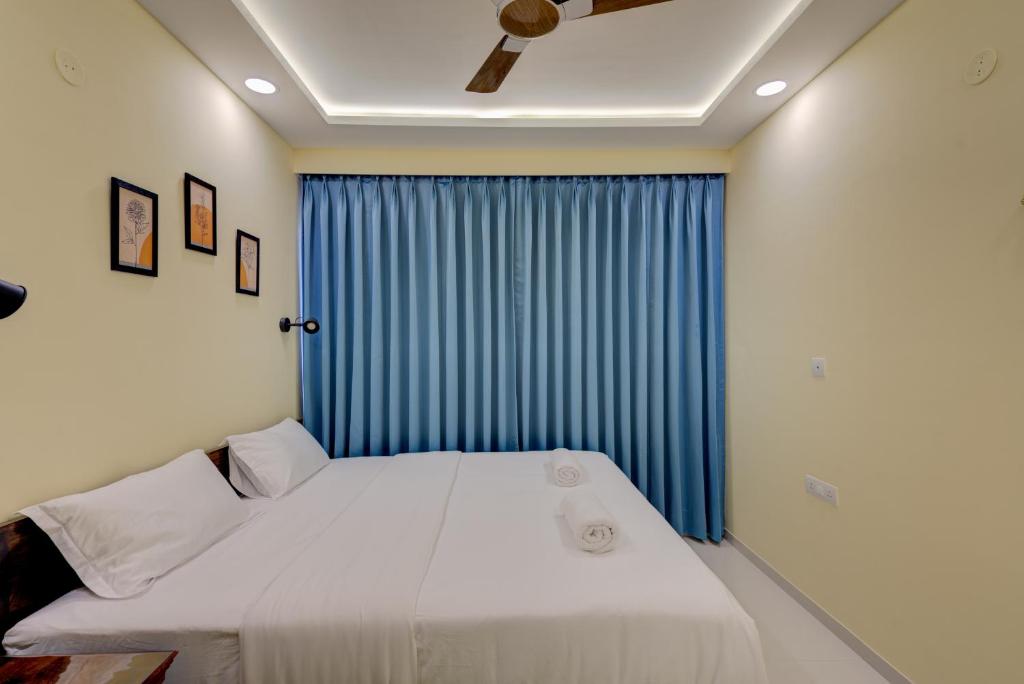 Postel nebo postele na pokoji v ubytování Luxe 2BHK 10min from GOI airport with Pool access